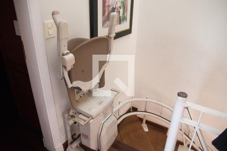 Casa à venda com 328m², 4 quartos e 4 vagasEscada