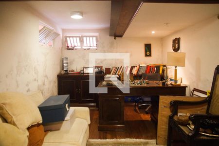 Casa à venda com 328m², 4 quartos e 4 vagasPorão