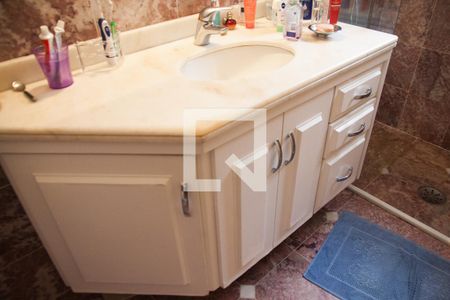 Casa à venda com 328m², 4 quartos e 4 vagasDetalhe do banheiro