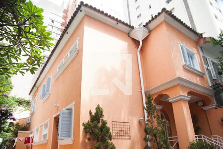 Casa à venda com 328m², 4 quartos e 4 vagasFachada