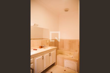 Casa à venda com 328m², 4 quartos e 4 vagasBanheiro da Suíte 1