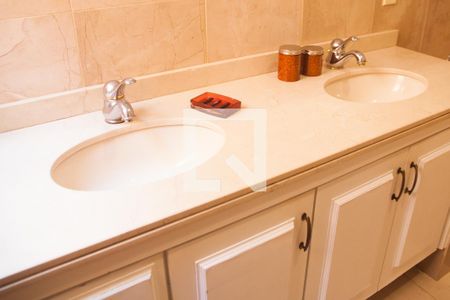 Casa à venda com 328m², 4 quartos e 4 vagasBanheiro - Torneira