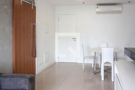 Sala de apartamento para alugar com 2 quartos, 70m² em Barra da Tijuca, Rio de Janeiro