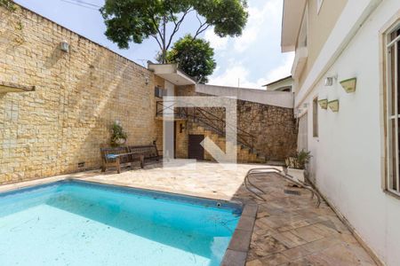 Casa à venda com 480m², 3 quartos e 4 vagas Casa à venda com 480m², 3 quartos e 4 vagasQuintal 2