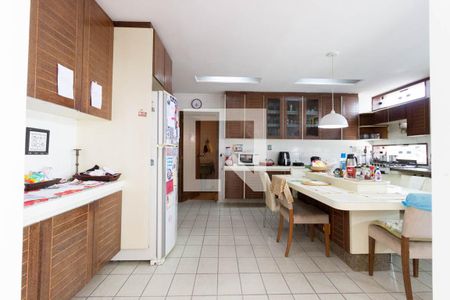 Casa à venda com 480m², 3 quartos e 4 vagas Casa à venda com 480m², 3 quartos e 4 vagasCozinha