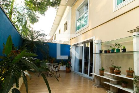 Casa à venda com 214m², 3 quartos e 3 vagasQuintal