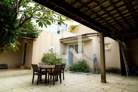 Casa à venda com 214m², 3 quartos e 3 vagasQuintal e Garagem