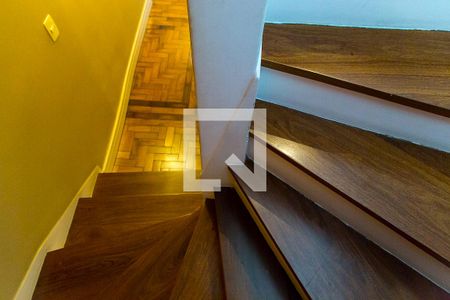 Casa à venda com 214m², 3 quartos e 3 vagasCorredor - Escada