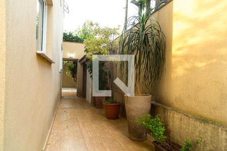 Casa à venda com 214m², 3 quartos e 3 vagasCorredor externo