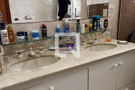 Casa de condomínio para alugar com 400m², 4 quartos e 4 vagasBanheiro suíte master - Pia