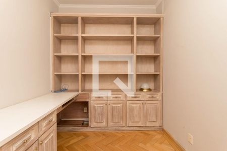 Casa à venda com 1300m², 4 quartos e 4 vagas Casa à venda com 1300m², 4 quartos e 4 vagasEscritório