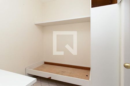 Casa à venda com 1300m², 4 quartos e 4 vagas Casa à venda com 1300m², 4 quartos e 4 vagasQuarto de Serviço