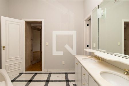 Casa à venda com 1300m², 4 quartos e 4 vagas Casa à venda com 1300m², 4 quartos e 4 vagasBanheiro Suite Master