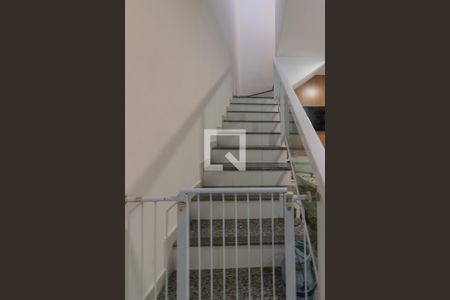 Escadas de casa para alugar com 3 quartos, 200m² em Jardim Rodolfo, São José dos Campos