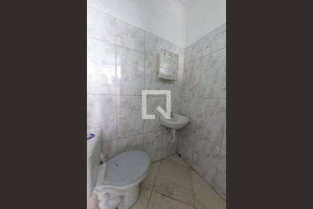Banheiro de casa para alugar com 1 quarto, 23m² em Parque Ramos Freitas, São Paulo