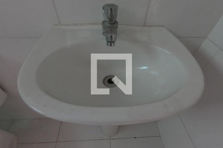 Banheiro de apartamento à venda com 2 quartos, 60m² em Parque Taboão, Taboão da Serra