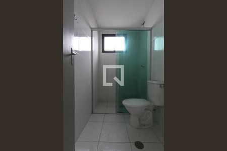 Banheiro de apartamento à venda com 2 quartos, 60m² em Parque Taboão, Taboão da Serra
