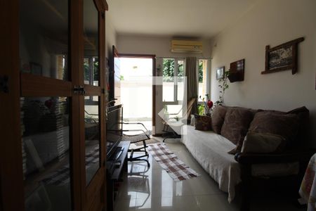 Sala de Estar de casa de condomínio à venda com 2 quartos, 44m² em Niterói, Canoas