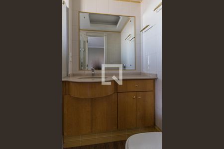 Apartamento à venda com 384m², 3 quartos e 4 vagas Apartamento à venda com 384m², 3 quartos e 4 vagasBanheiro da Suíte 2