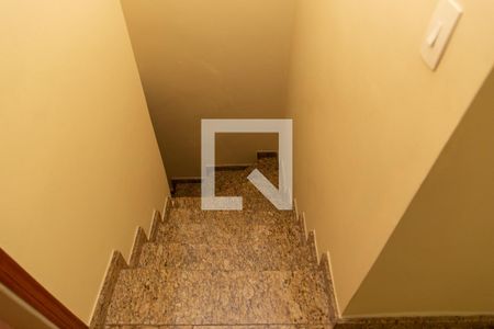 Casa à venda com 225m², 4 quartos e 2 vagasEscada