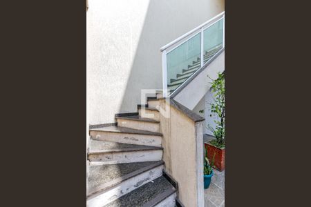 Casa à venda com 253m², 3 quartos e 4 vagas Casa à venda com 253m², 3 quartos e 4 vagasEscada