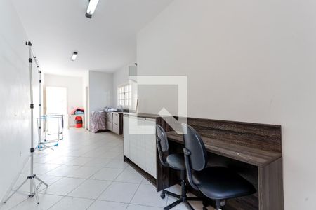 Casa à venda com 253m², 3 quartos e 4 vagas Casa à venda com 253m², 3 quartos e 4 vagasEscadas Salão