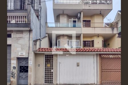 Casa à venda com 253m², 3 quartos e 4 vagas Casa à venda com 253m², 3 quartos e 4 vagasFachada