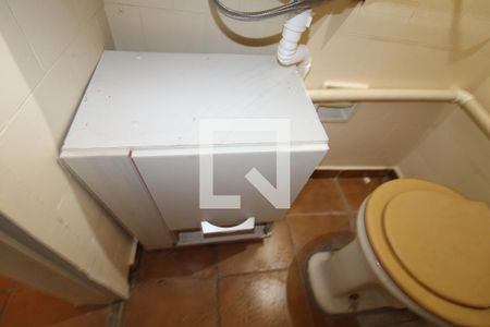Casa à venda com 412m², 4 quartos e 5 vagasBanheiro inferior 1