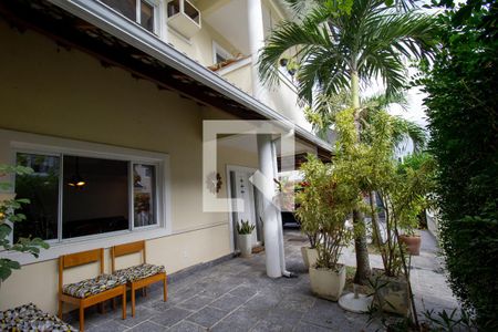 Casa de condomínio à venda com 167m², 4 quartos e 2 vagasQuintal