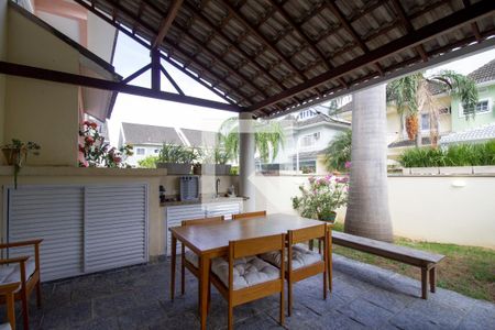 Casa de condomínio à venda com 167m², 4 quartos e 2 vagasQuintal