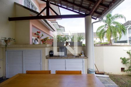 Casa de condomínio à venda com 167m², 4 quartos e 2 vagasQuintal