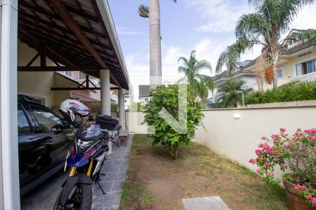 Casa de condomínio à venda com 167m², 4 quartos e 2 vagasQuintal