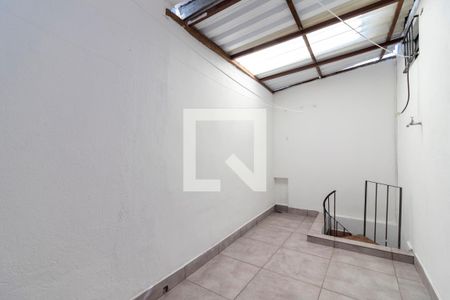Quintal de casa à venda com 2 quartos, 110m² em Vila Carbone, São Paulo