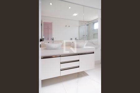 Apartamento para alugar com 375m², 4 quartos e 3 vagasBanheiro Quarto 3 Suíte