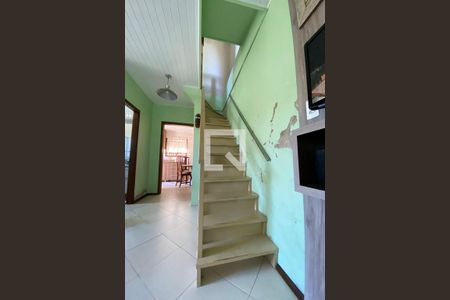 Casa à venda com 130m², 4 quartos e 2 vagasEscada