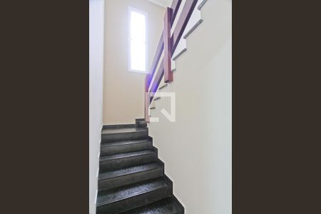 Escada de casa à venda com 4 quartos, 300m² em Piqueri, São Paulo