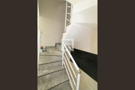 Escada de casa de condomínio para alugar com 2 quartos, 68m² em Parada Inglesa, São Paulo