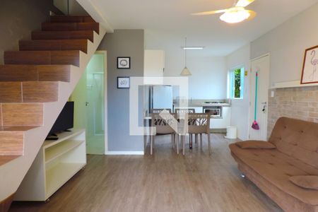 Sala de casa de condomínio para alugar com 2 quartos, 72m² em Barra da Lagoa, Florianópolis
