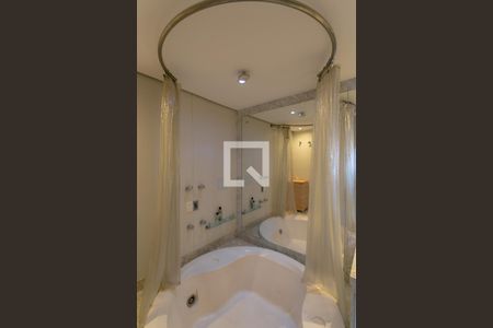 Apartamento à venda com 213m², 2 quartos e 2 vagas Apartamento à venda com 213m², 2 quartos e 2 vagasBanheiro da Suíte