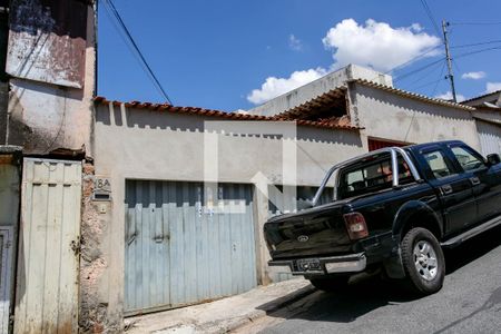 Casa à venda com 180m², 5 quartos e 2 vagas Casa à venda com 180m², 5 quartos e 2 vagasFachada