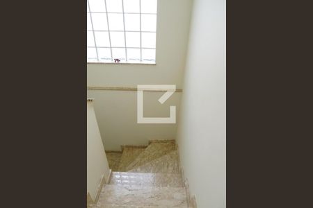 Casa à venda com 100m², 4 quartos e 2 vagasEscada