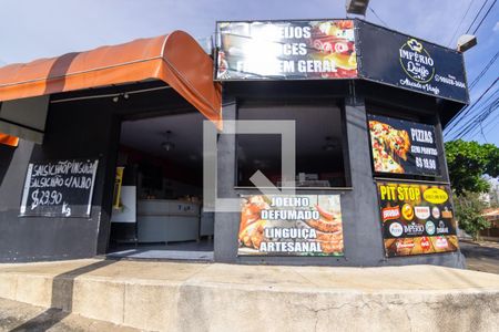 Casa à venda com 330m², 5 quartos e 2 vagasFachada - Salão comercial