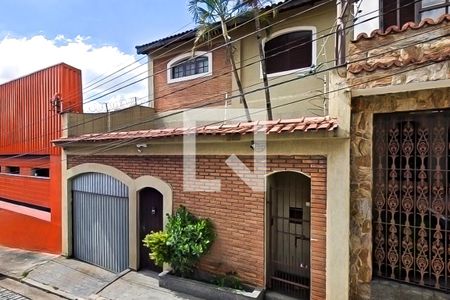 Casa à venda com 250m², 4 quartos e 2 vagasFachada