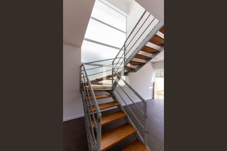 Escada de Acesso ao Segundo Andar de casa de condomínio para alugar com 2 quartos, 260m² em Jardim Pioneira, Cotia