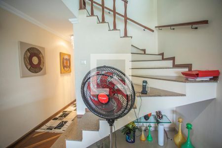 Casa à venda com 160m², 3 quartos e 2 vagas Casa à venda com 160m², 3 quartos e 2 vagasEscadas