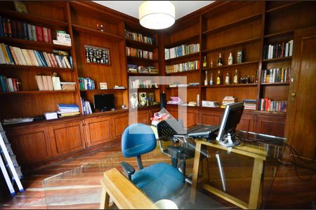 Casa à venda com 550m², 5 quartos e 2 vagasEscritório