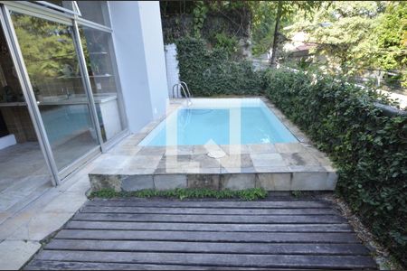 Casa à venda com 550m², 5 quartos e 2 vagasÁrea comum - Piscina