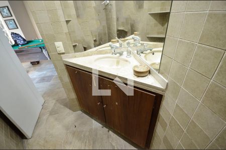 Casa à venda com 550m², 5 quartos e 2 vagasBanheiro da piscina