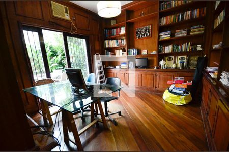 Casa à venda com 550m², 5 quartos e 2 vagasEscritório