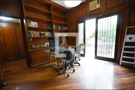 Casa à venda com 550m², 5 quartos e 2 vagasEscritório